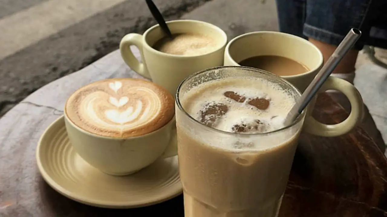 Nên uống trà hay cà phê buổi sáng?