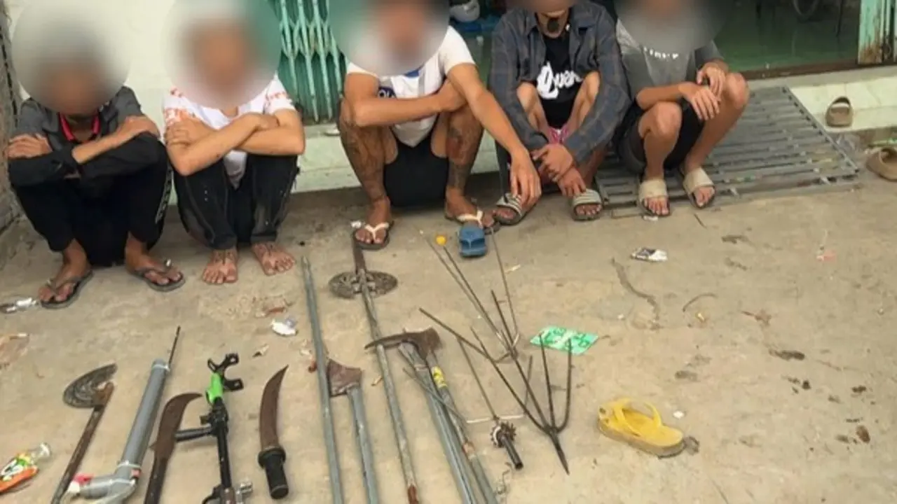 Ngăn chặn nhóm thanh thiếu niên chuẩn bị đánh nhau bằng dao búa, súng tự chế