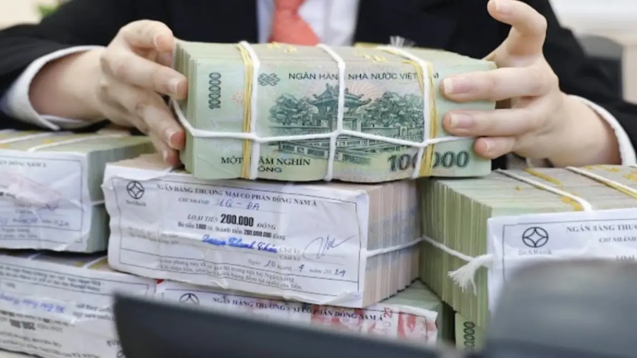 Ngân hàng nói không thiếu tiền, vì sao doanh nghiệp vẫn than khó vay?