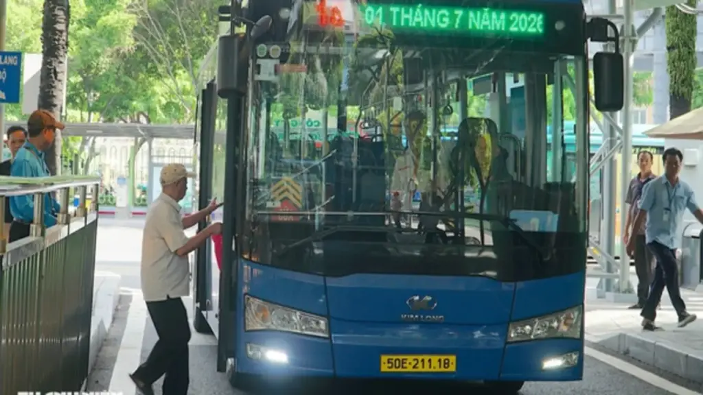 Ngày đầu miễn phí vé xe buýt ở TP.HCM: 'Đỡ tốn gần 50.000 đồng mỗi ngày'
