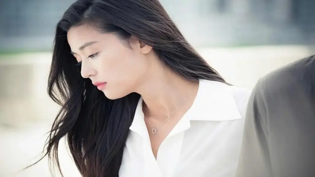 Ngày tôi ôm con rời khỏi nhà chồng, bố dượng bất ngờ gọi về cho đất