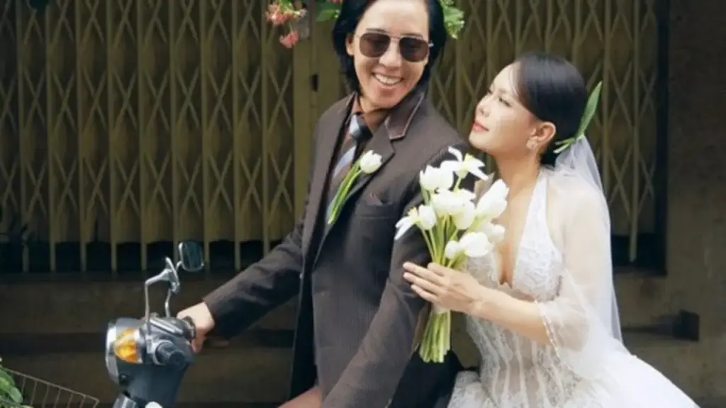 Nghệ sĩ Việt Hương diện váy cưới, kỷ niệm 20 năm hôn nhân