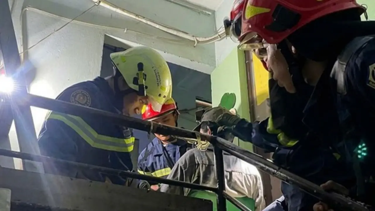 Nghẹt thở giải cứu người đàn ông bị thương, mắc kẹt trên tầng 4 ở TP.HCM