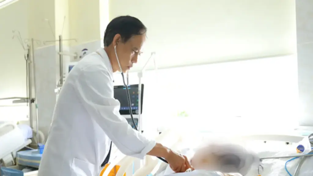 Ngủ li bì sau uống rượu, bác sĩ cảnh báo coi chừng hôn mê do ngộ độc