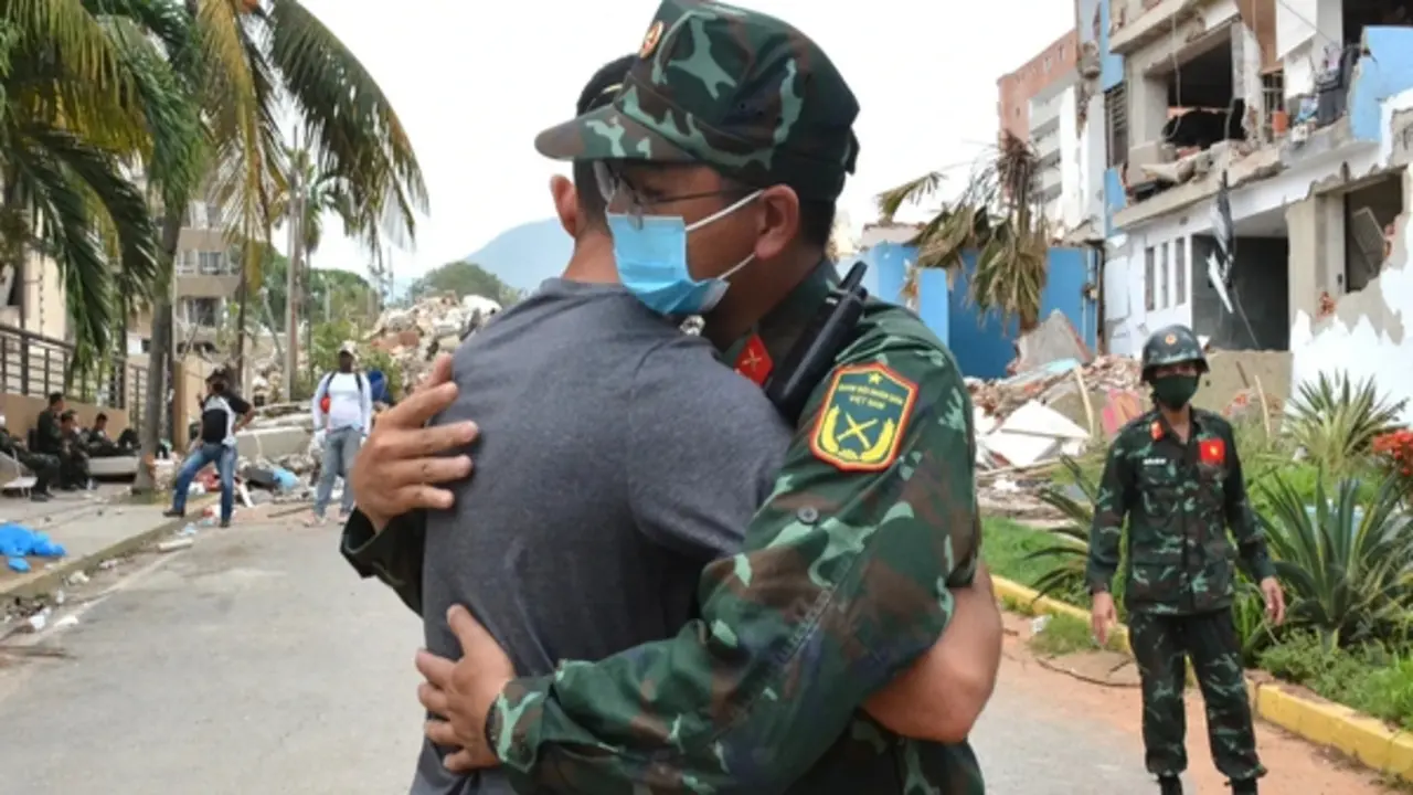 Người con Venezuela cảm ơn bộ đội Việt Nam tìm thấy mẹ trong đống đổ nát