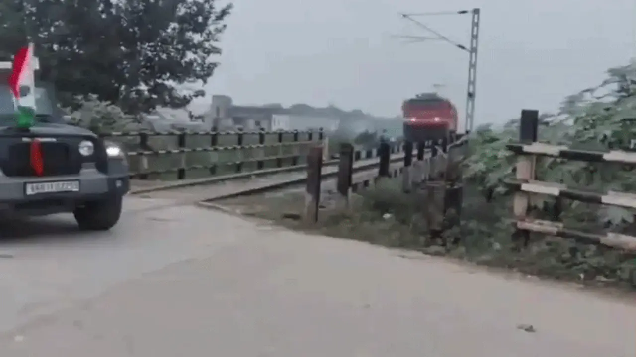 Người dân liên tục băng qua mũi tàu, nhân viên tàu hỏa phải xuống điều tiết