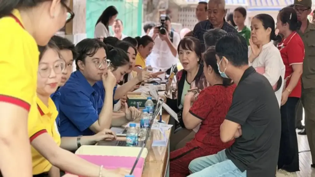 Người dân một phường ở TP.HCM phấn khởi đi khám sức khỏe miễn phí