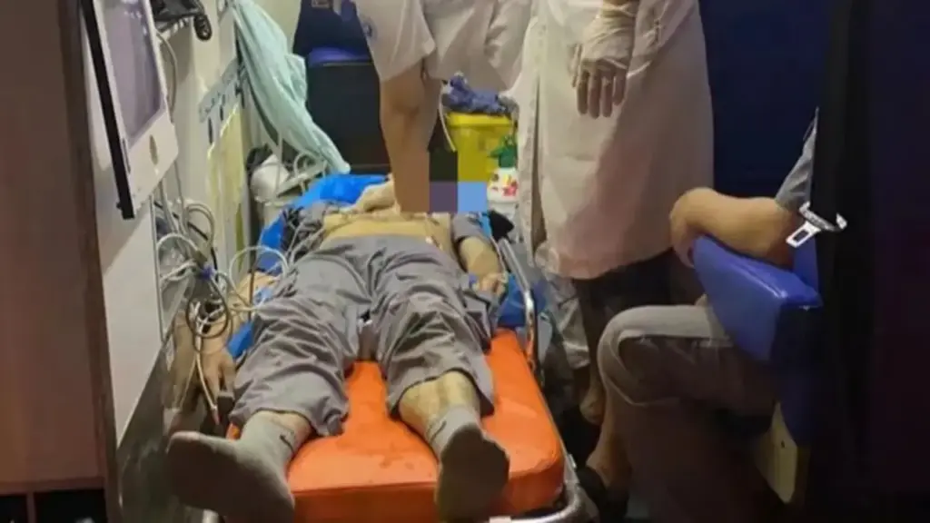 Người đàn ông 56 tuổi tử vong sau cơn đau lưng, bác sĩ cảnh báo thói quen "cực độc"