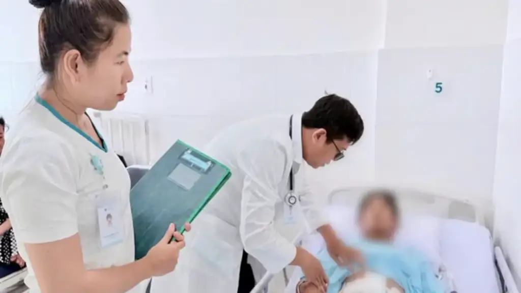Người đàn ông 58 tuổi vỡ ruột non sau va chạm giao thông được cấp cứu kịp thời