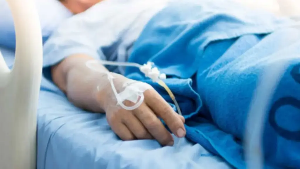 Người đàn ông 69 tuổi tử vong sau khi uống nước dừa, bác sĩ cảnh báo "sai lầm chí mạng"