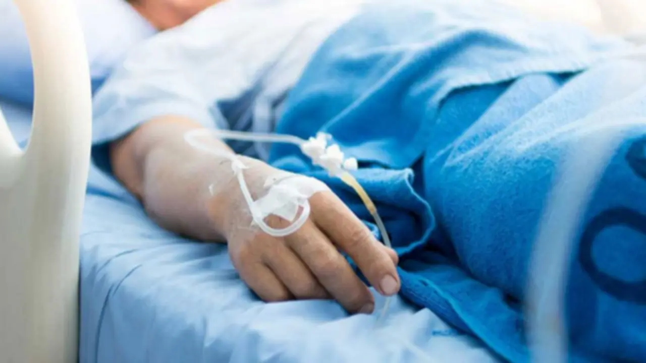 Người đàn ông 69 tuổi tử vong sau khi uống nước dừa, bác sĩ cảnh báo "sai lầm chí mạng"