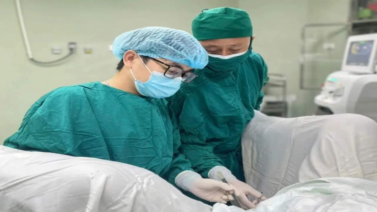 Người đàn ông gặp tai nạn hi hữu ở vùng kín khi cho lợn ăn