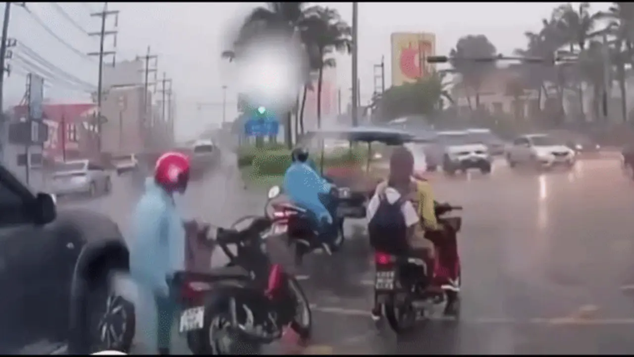 Người đàn ông lạ khoác áo cho em bé bị ướt mưa trên đường