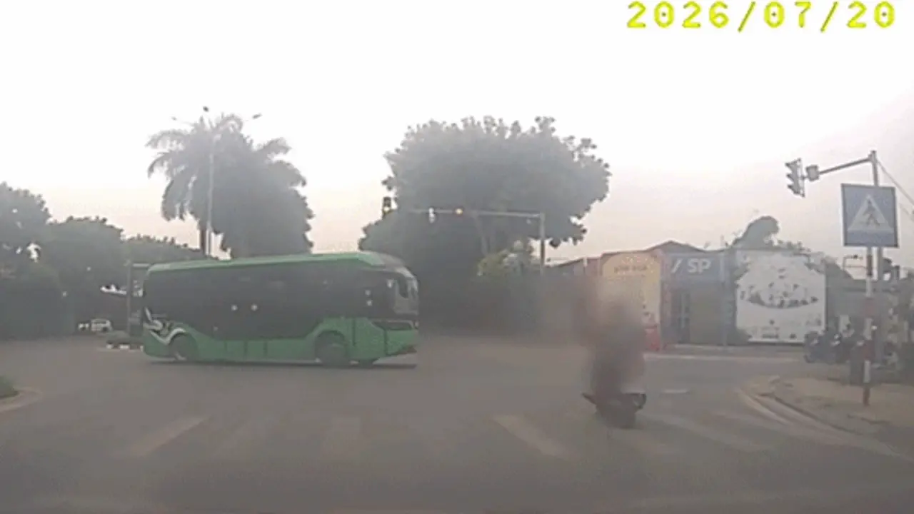 Người đàn ông lao như tên bắn vào xe buýt