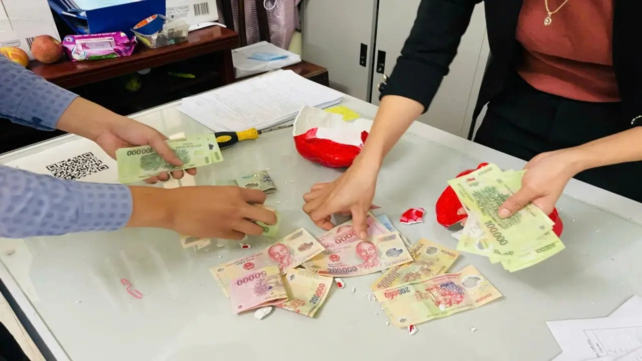 Người đàn ông ở Hà Nội hơn 10 năm nuôi lợn đất giúp người dưng