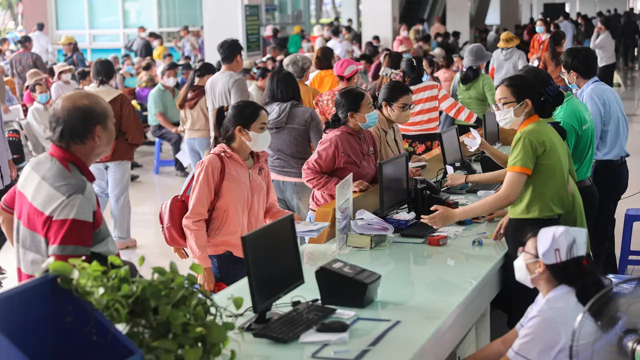 Người dân TP HCM phản ánh 'quá tải bệnh viện, thiếu thuốc, chờ lâu'