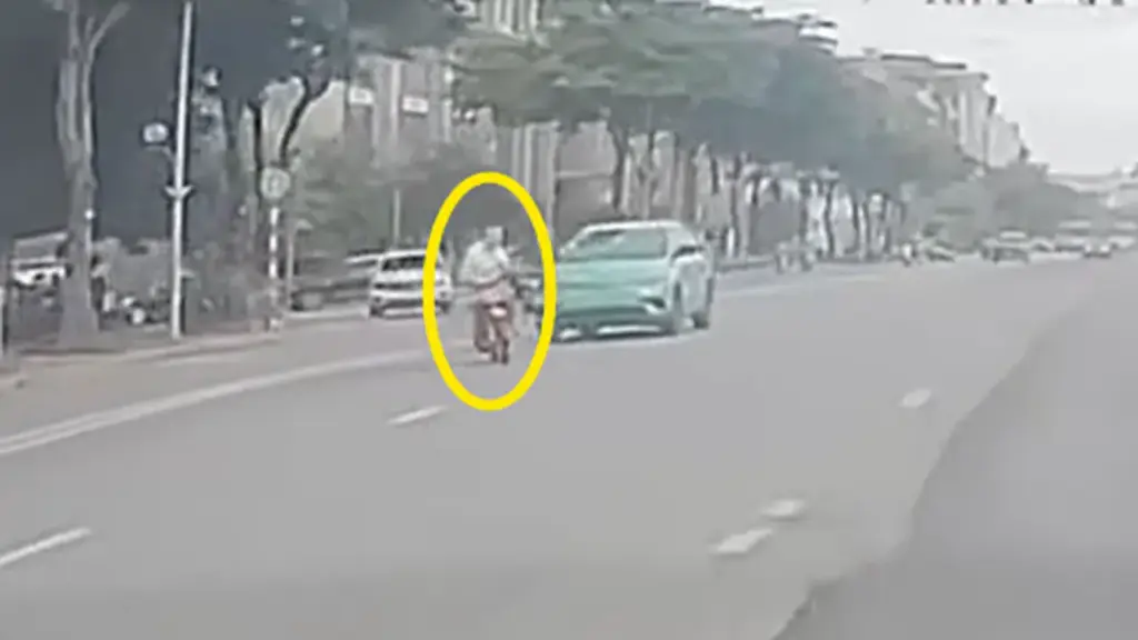Người đi xe máy cắt ngang đường bị ôtô đâm bay: ai sai?