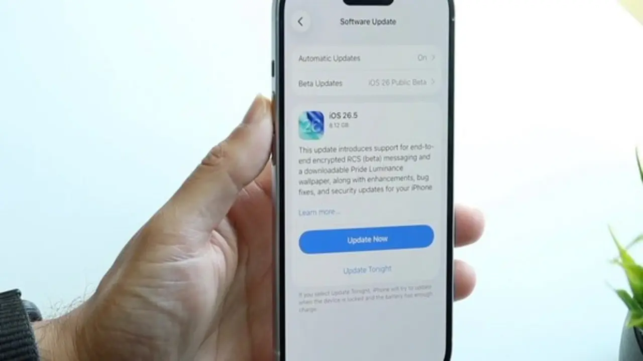 Người dùng 'kêu trời' vì lỗi hao pin, nóng máy trên iOS 26.5.2