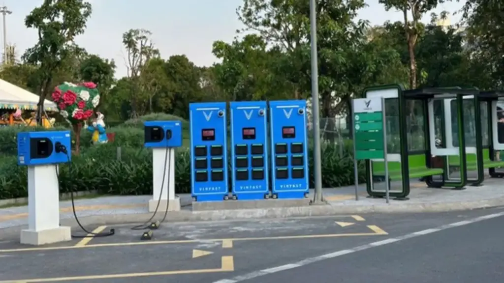 Người dùng xe máy điện VinFast: Đi xa không phải nghĩ nhờ hệ thống tủ đổi pin phủ kín