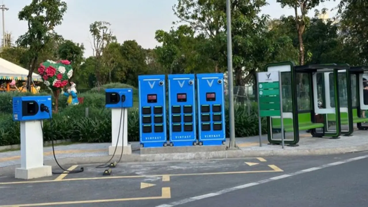 Người dùng xe máy điện VinFast: Đi xa không phải nghĩ nhờ hệ thống tủ đổi pin phủ kín