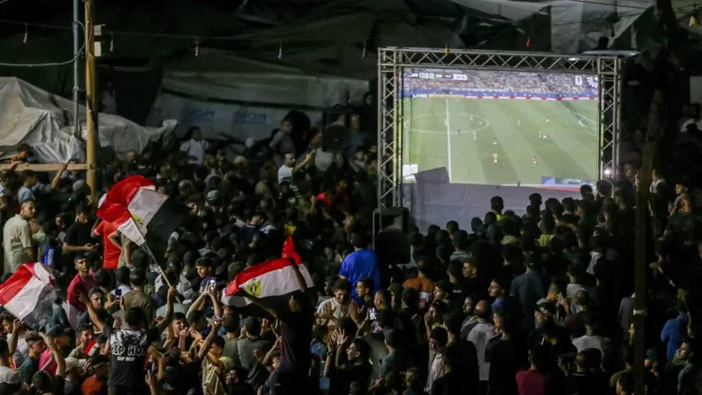 Người Gaza xem World Cup giữa đống đổ nát