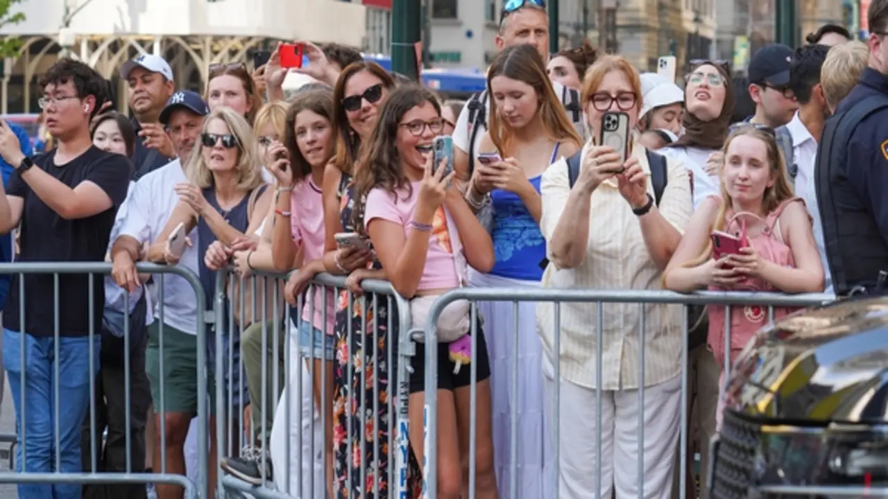 Người hâm mộ đổ về New York ăn mừng 'đám cưới thế kỷ' của Taylor Swift