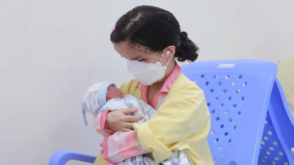 Người mẹ 'tí hon' 1,2m mang song thai, mất một thai, cứu bé còn lại bằng truyền máu bào thai