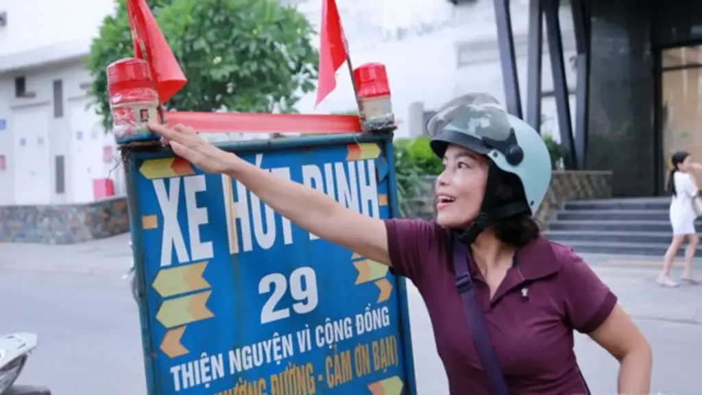 Người phụ nữ hút đinh dọc đường: 'Người ta bảo tôi không bình thường'