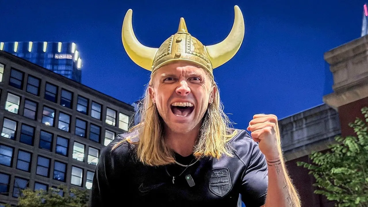 Người sáng tạo điệu chèo thuyền Viking gây bão ở World Cup
