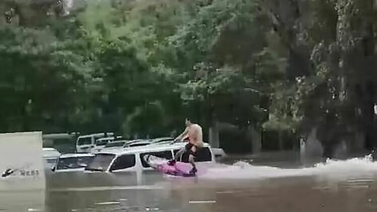 Người Trung Quốc bơi lội, lướt ván trên đường phố ngập lũ