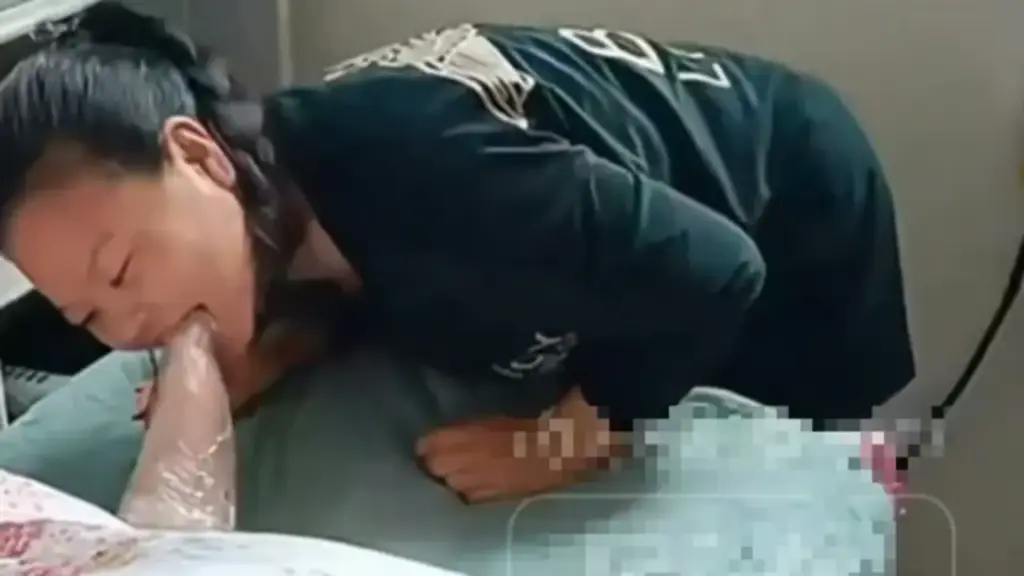 Người vợ cắn ngón chân chồng suốt 4 năm, sự thật phía sau khiến nhiều người bất ngờ