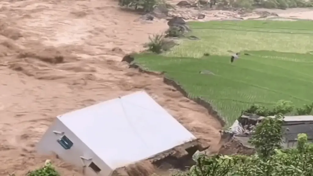 Nhà hai tầng đổ xuống suối, gia đình 6 người thoát nạn