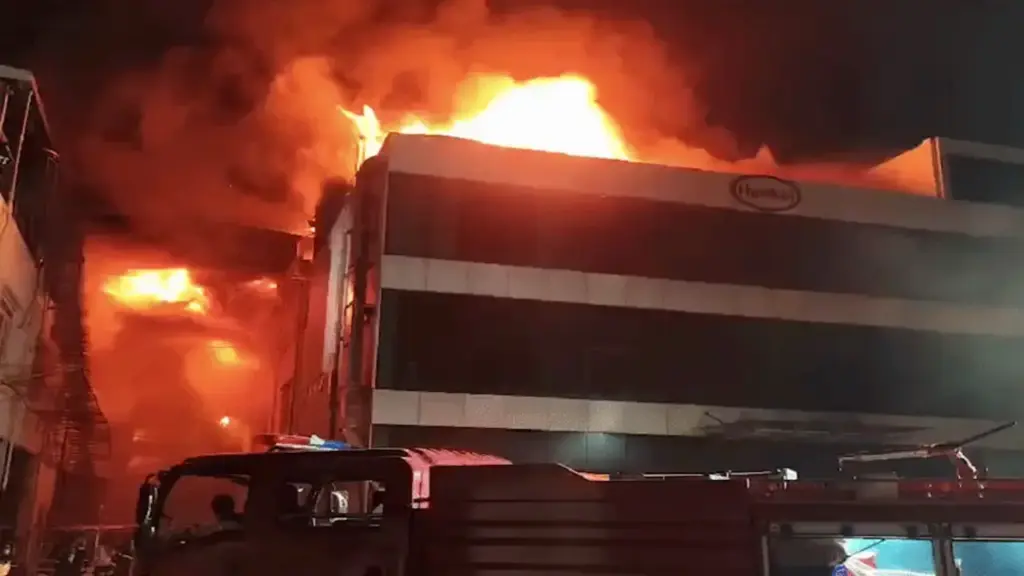 Nhà kho tại khu công nghiệp ở Thanh Hóa bốc cháy dữ dội
