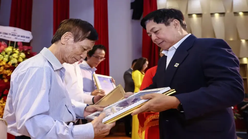Nhà văn 79 tuổi kể kỷ niệm nằm hầm bí mật và tình yêu với TPHCM
