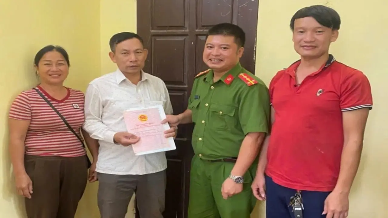 Nhặt được sổ đỏ khi thu mua sắt vụn