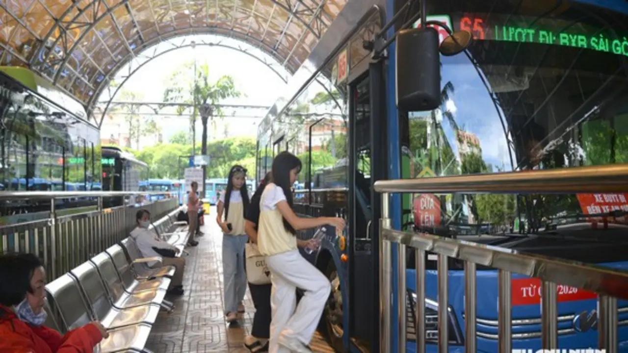 Nhiều người đến Bến xe buýt Sài Gòn, bất ngờ nhất là điều này