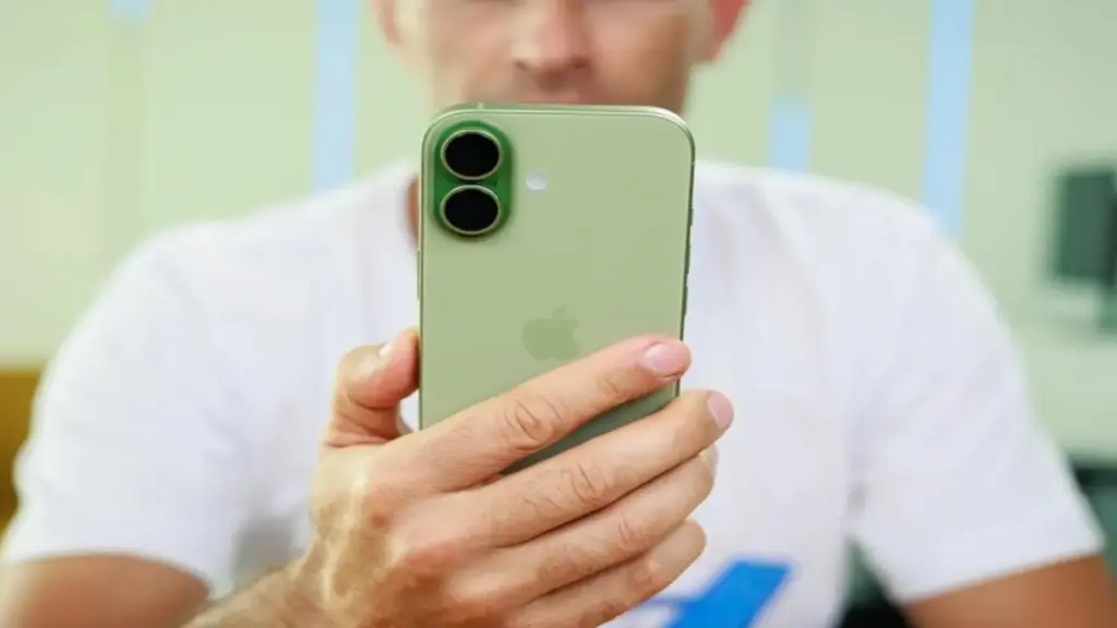 Nhiều người dùng iPhone gặp lỗi hao pin, nóng máy
