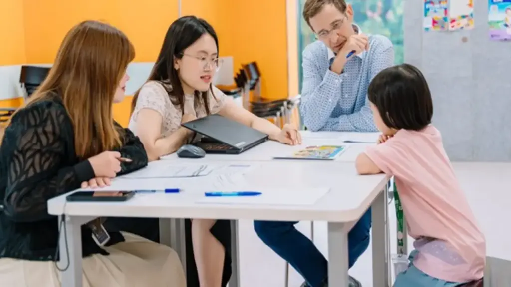 Nhiều suất học bổng tiếng Anh từ chính phủ cho học sinh, giáo viên Việt Nam