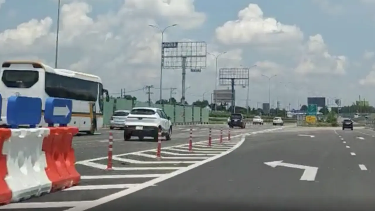 Nhiều tài xế bị phạt nguội khi ra vào cao tốc: Đi sao mới đúng?