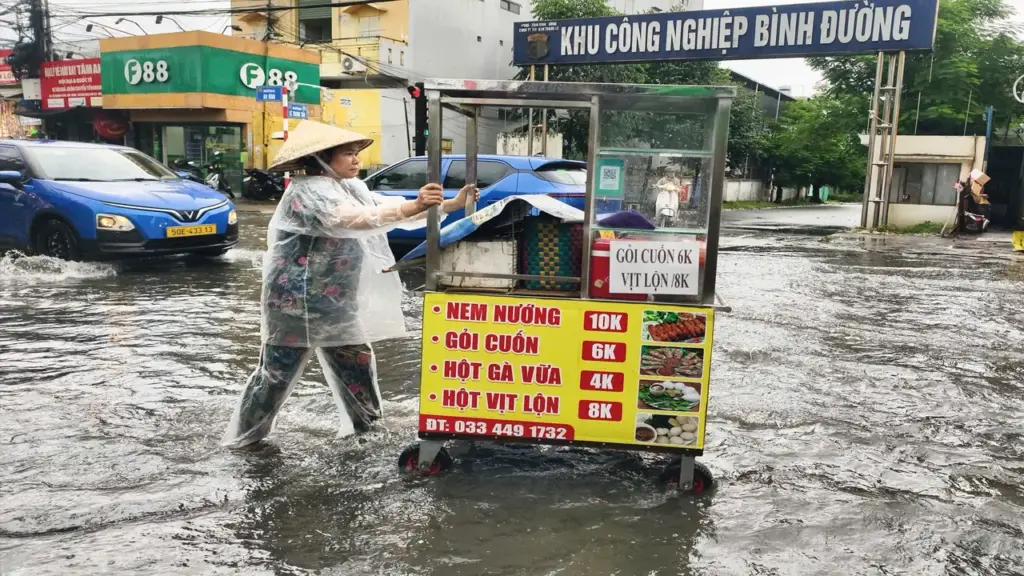 Nhiều tuyến đường ngập lênh láng sau cơn mưa lớn ở TPHCM