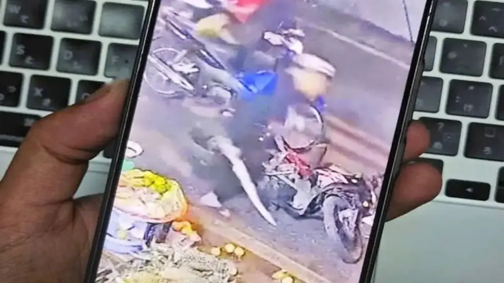 Nhóm thanh niên cầm hung khí gây náo loạn ở trung tâm TPHCM