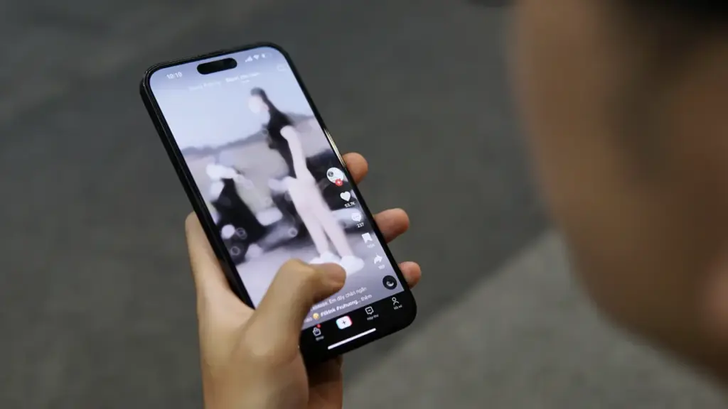 Những bộ não rã rời trong 'cơn lũ' video ngắn