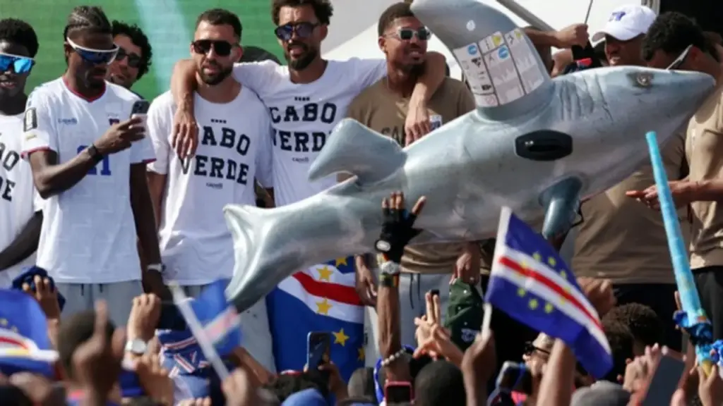 Những người hùng Cabo Verde được chào đón vô cùng nồng hậu tại quê nhà, thủ môn Vozinha ‘đắt show’