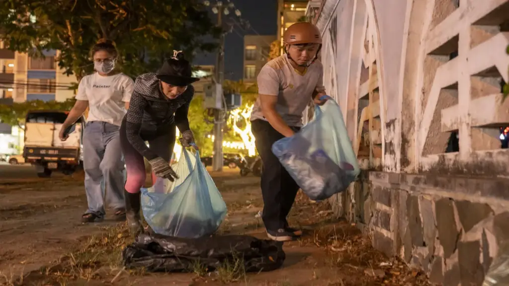 Những người tình nguyện nhặt rác làm sạch vỉa hè Đà Nẵng