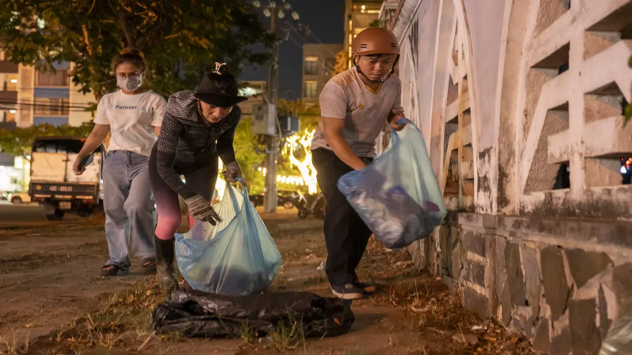 Những người tình nguyện nhặt rác làm sạch vỉa hè Đà Nẵng