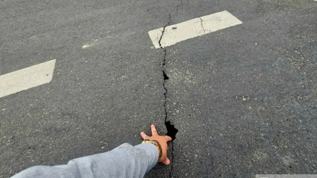 Những vết nứt trên dự án cầu vừa bị "trảm" nhà thầu: Chủ đầu tư nói gì?