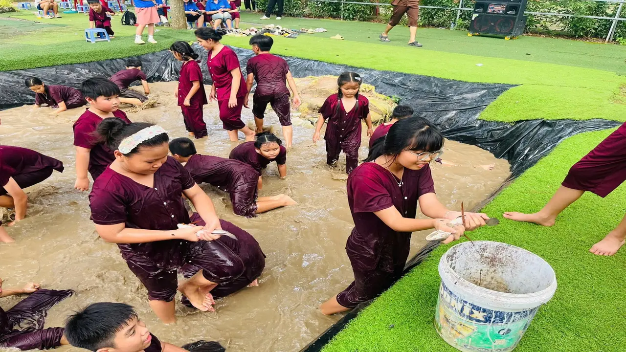 Niềm vui ngày hè đến với con công nhân khu trọ và thiếu nhi khu phố