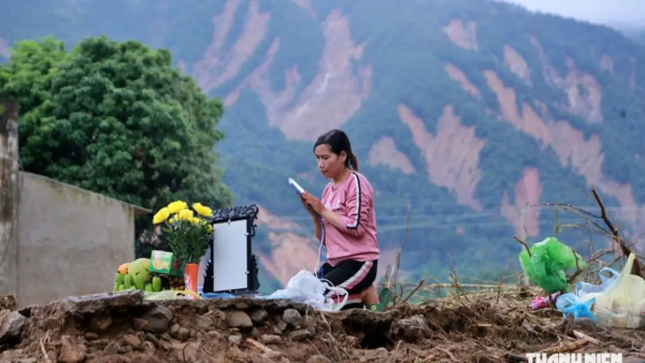 Nỗi đau xé lòng tại xã Mường Than: 'Tôi đi tìm mẹ nhưng chẳng thấy mẹ đâu'