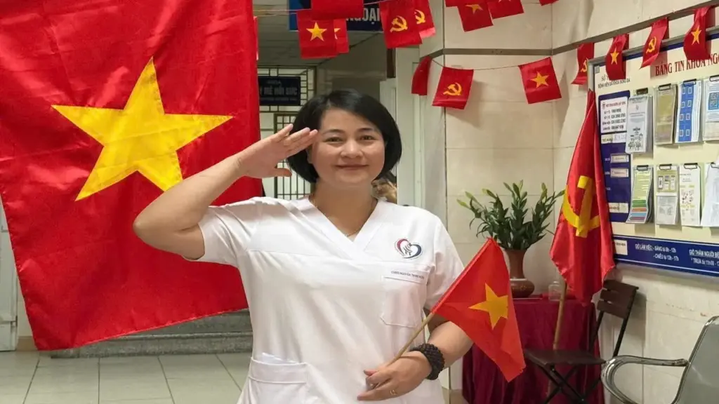Nữ điều dưỡng ép tim, cứu nam thanh niên ngừng tuần hoàn giữa quán cà phê