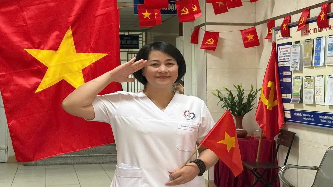 Nữ điều dưỡng ép tim, cứu nam thanh niên ngừng tuần hoàn giữa quán cà phê